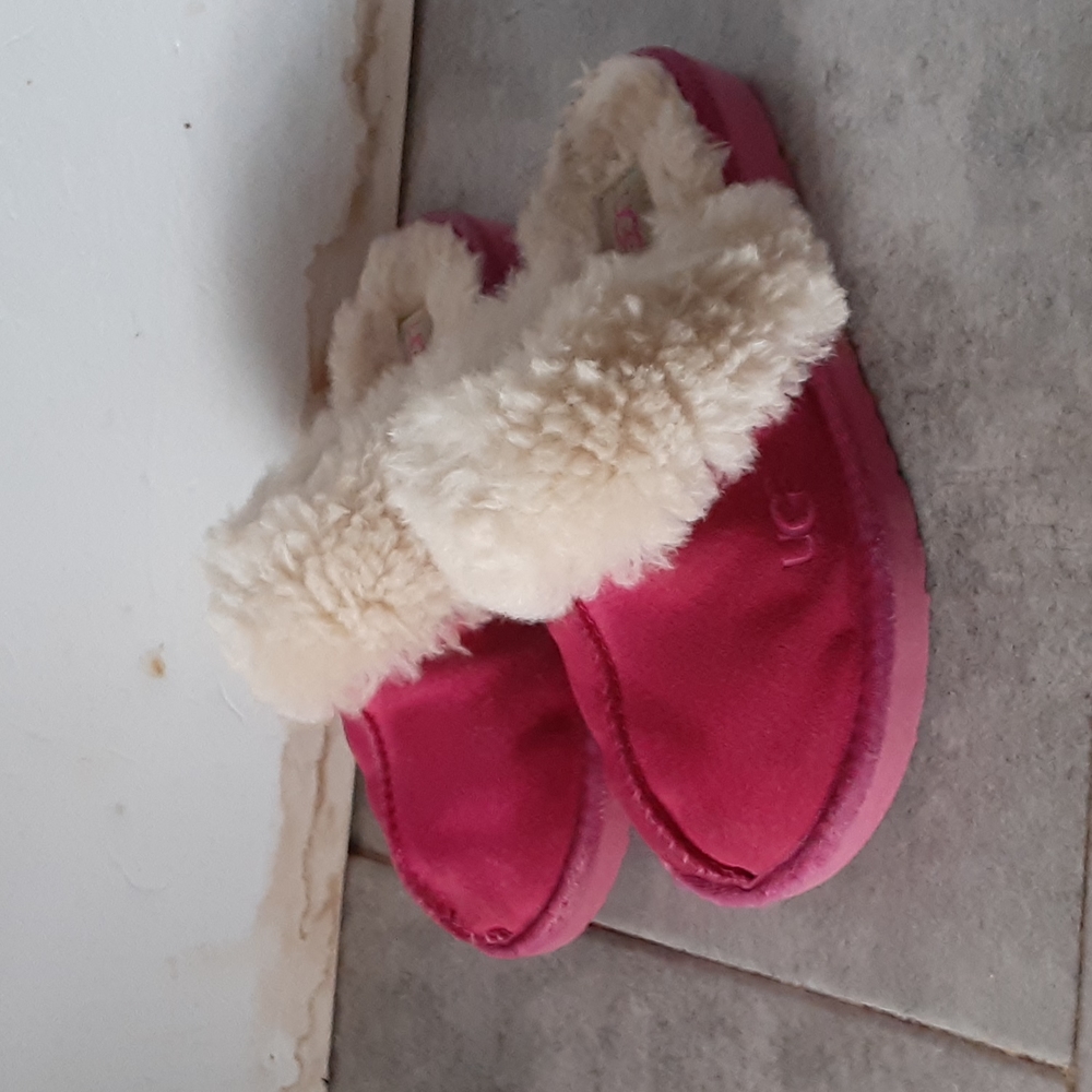 UGG slipper size no trae el numero las medi 9 plugs es lo que miden - Picture 1 of 5